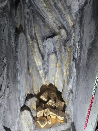 {"de": "Gruselige Zimmerdekoration für einen Goblin, der in einer Höhle sitzt, 2025", "en": "Creepy room decoration for a goblin sitting in a cave, 2025", "uk": "Оформлення кімнати жахів для гобліна,який сидить у печері, 2025"}