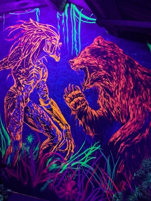 {"de": "Fluoreszierende Wandmalerei im Laser-Unterhaltungsraum", "en": "Fluorescent wall painting in the laser entertainment room", "uk": "Настінний розпис люмінісцентними фарбами у кімнаті для лазерних розваг"}