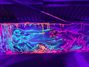 {"de": "Fluoreszierende Wandmalerei im Laser-Unterhaltungsraum", "en": "Fluorescent wall painting in the laser entertainment room", "uk": "Настінний розпис люмінісцентними фарбами у кімнаті для лазерних розваг"}
